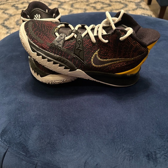 Nike Kyrie 7 VII Roswell Rayguns Black / University Gold CT4080-001 GS Size 4Y - Picture 3 of 4